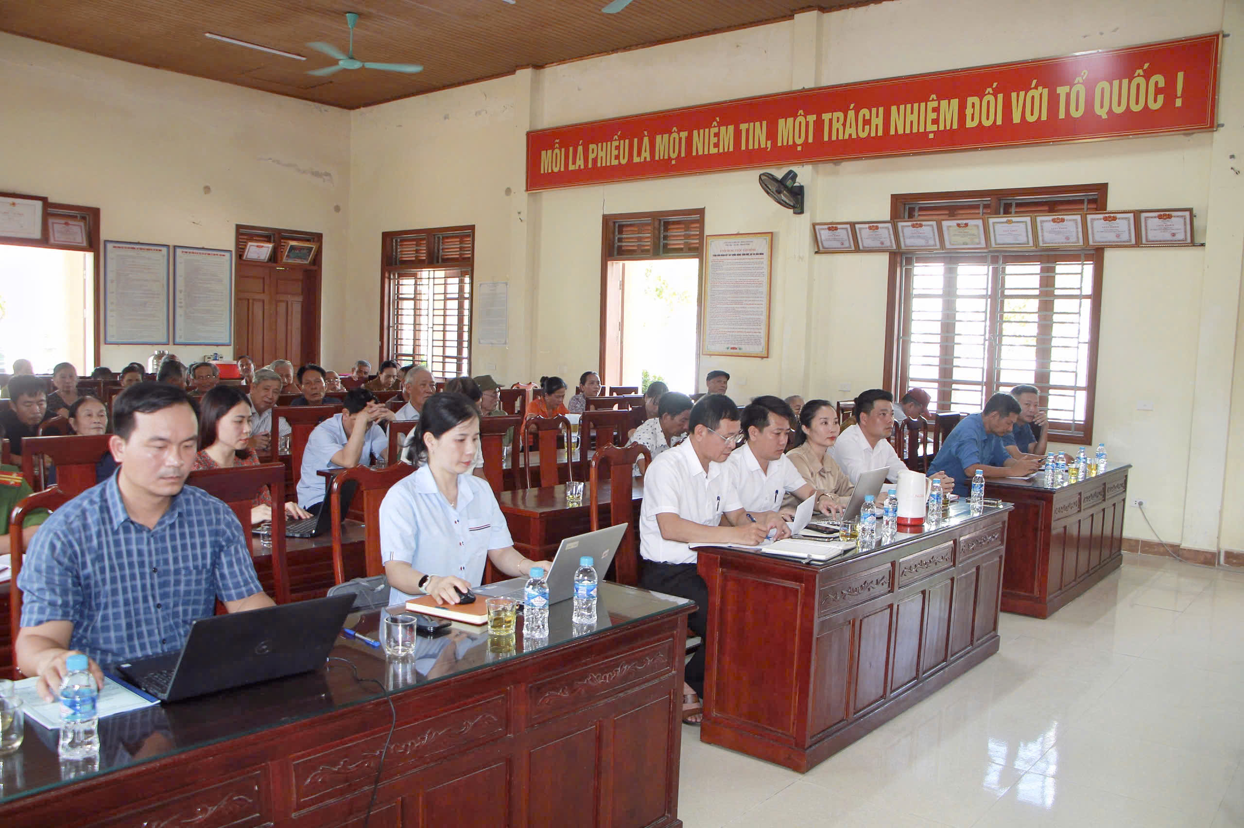 Chủ tịch UBND xã tiếp xúc cử tri tại đơn vị bầu cử số 8 