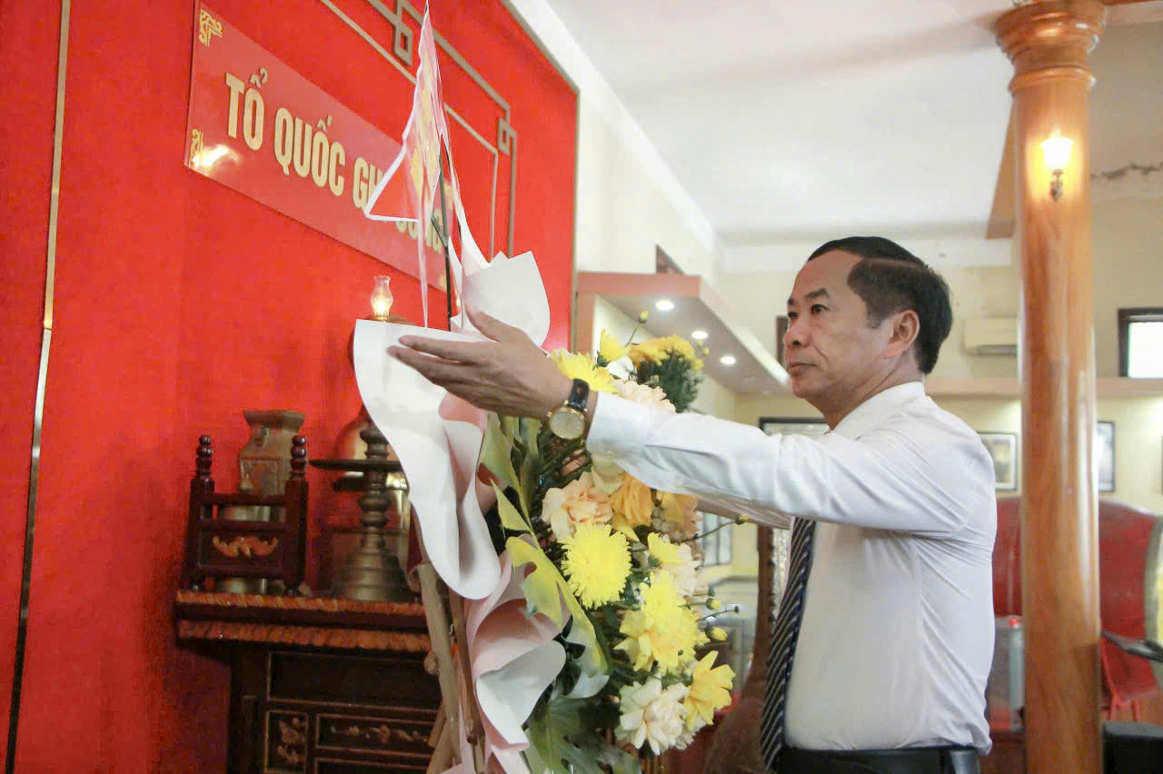 Xã Can Lộc dâng hoa, dâng hương tưởng niệm tại một số địa chỉ đỏ trên địa bàn