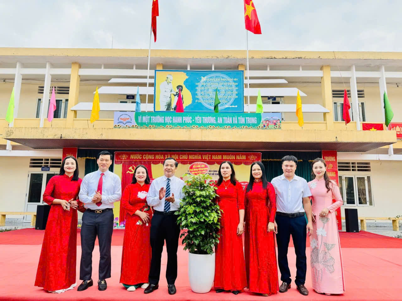 Lãnh đạo xã  Can Lộc tặng hoa chúc mừng lễ khai giảng năm học mới 2026 - 2027