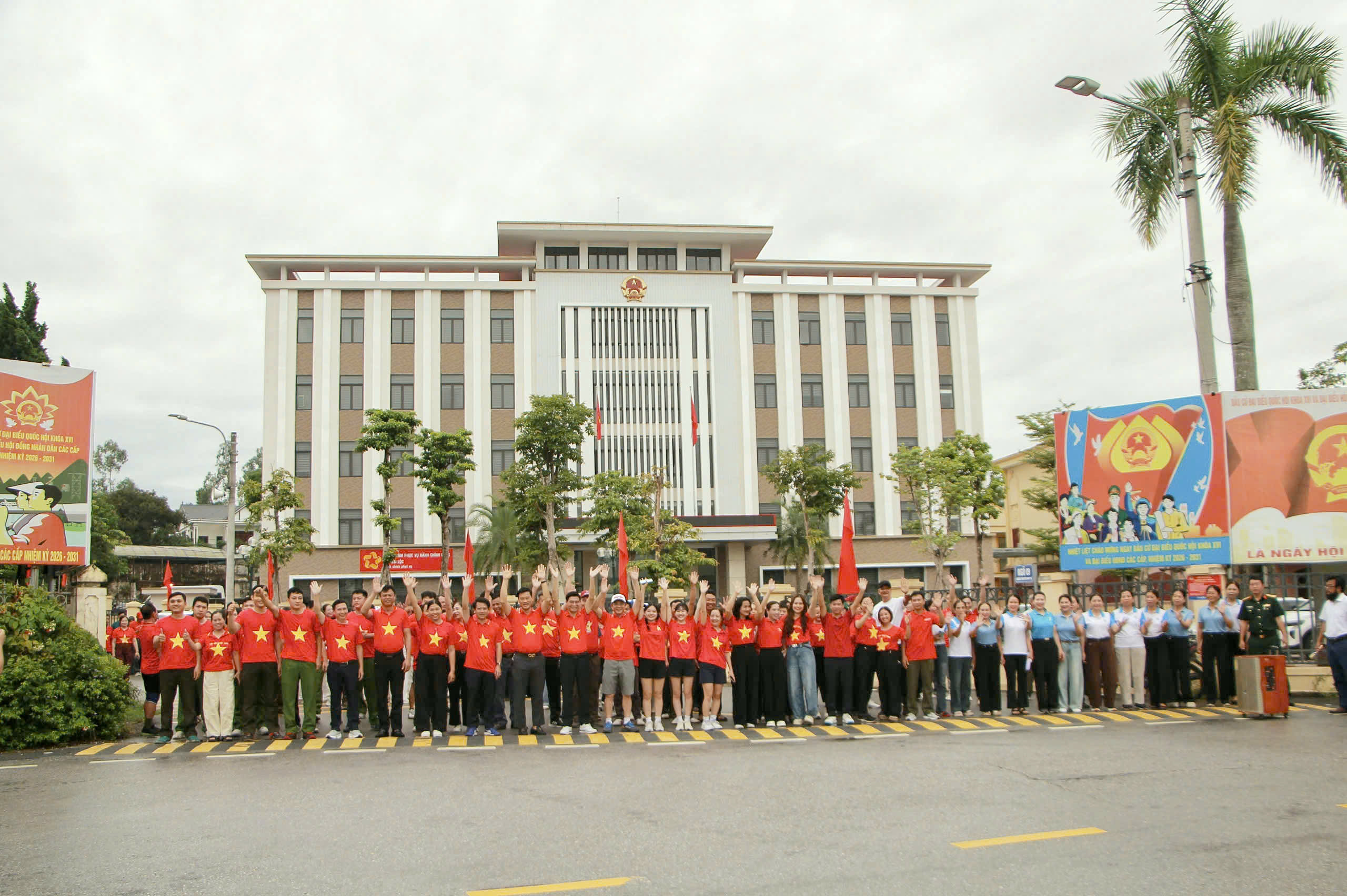 Người dân xã Can Lộc hưởng ứng sự kiện “Cùng Việt Nam tiến bước”