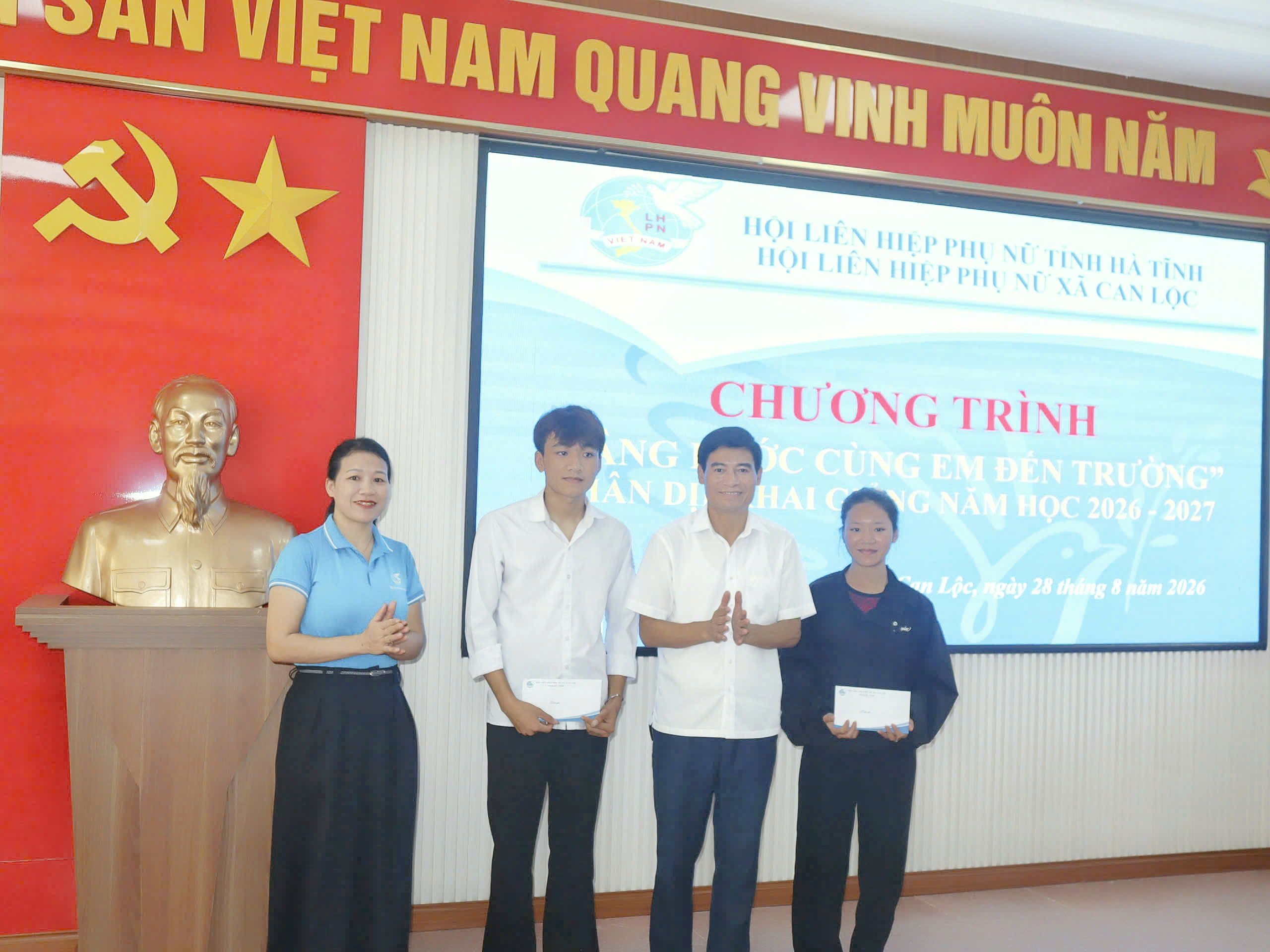 Hội LHPN xã Can Lộc  trao 48 suất quà cho học sinh nghèo vượt khó nhân dịp năm học mới