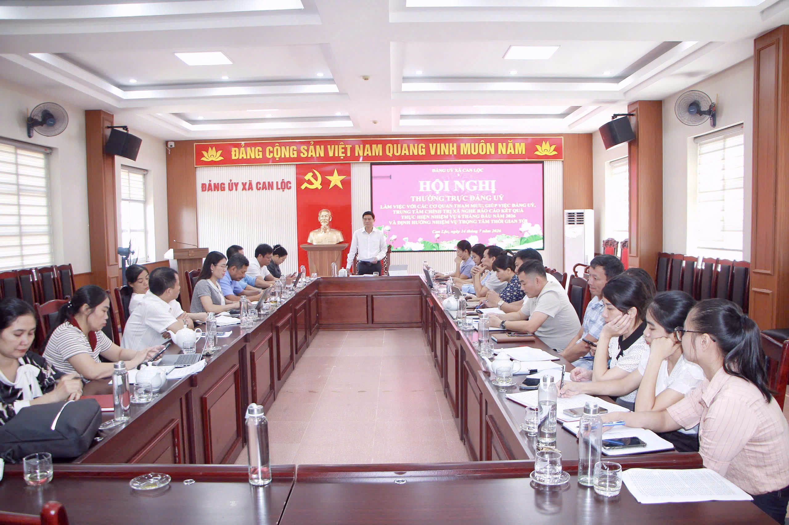 THƯỜNG TRỰC ĐẢNG ỦY XÃ CAN LỘC GIAO BAN VỚI CÁC CƠ QUAN THAM MƯU, GIÚP VIỆC ĐẢNG ỦY