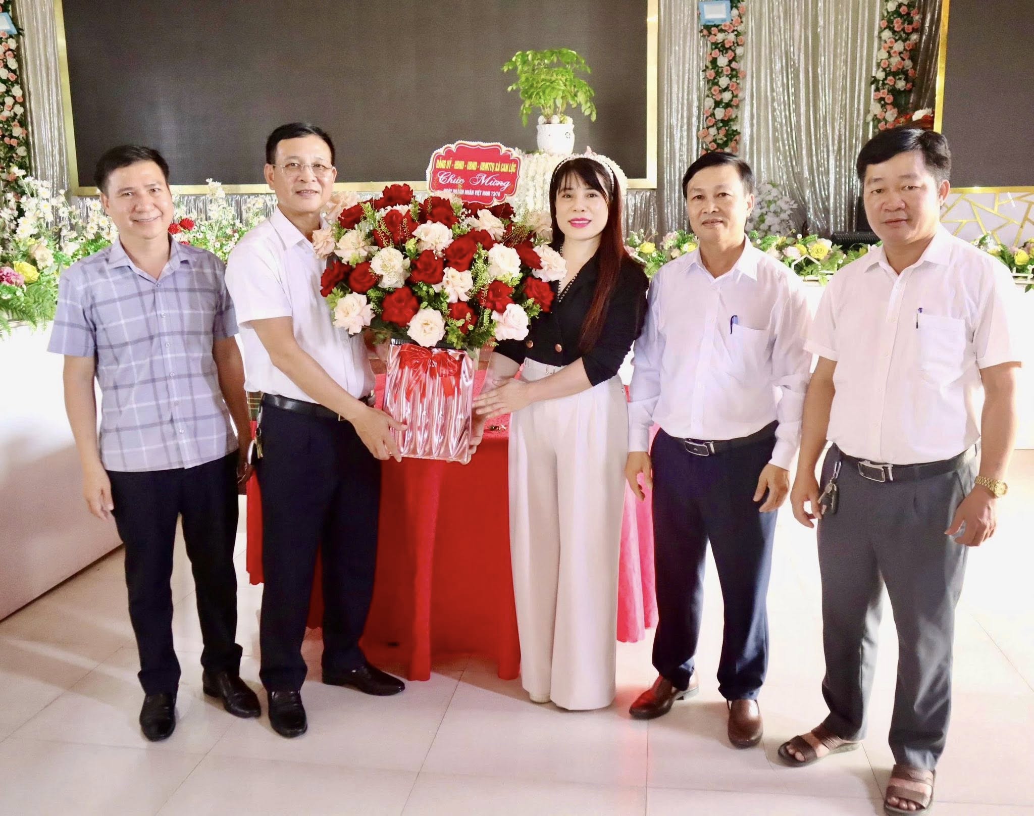 Chủ tịch UBND xã Can Lộc chúc mừng doanh nghiệp nhân Ngày Doanh nhân Việt Nam