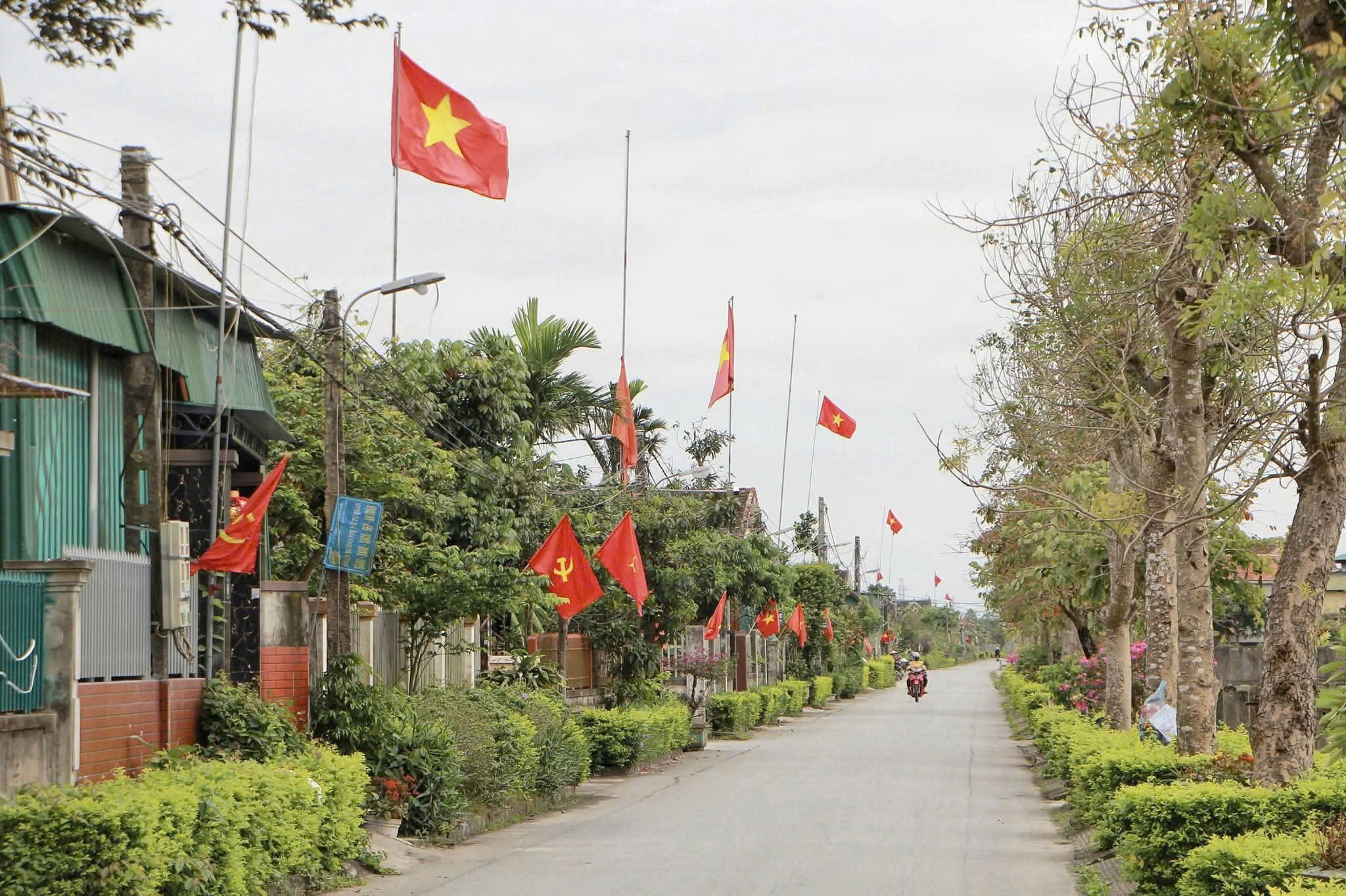  RỰC RỠ SẮC CỜ TỔ QUỐC – LAN TỎA NIỀM TỰ HÀO DÂN TỘC TRÊN CÁC TUYẾN ĐƯỜNG 