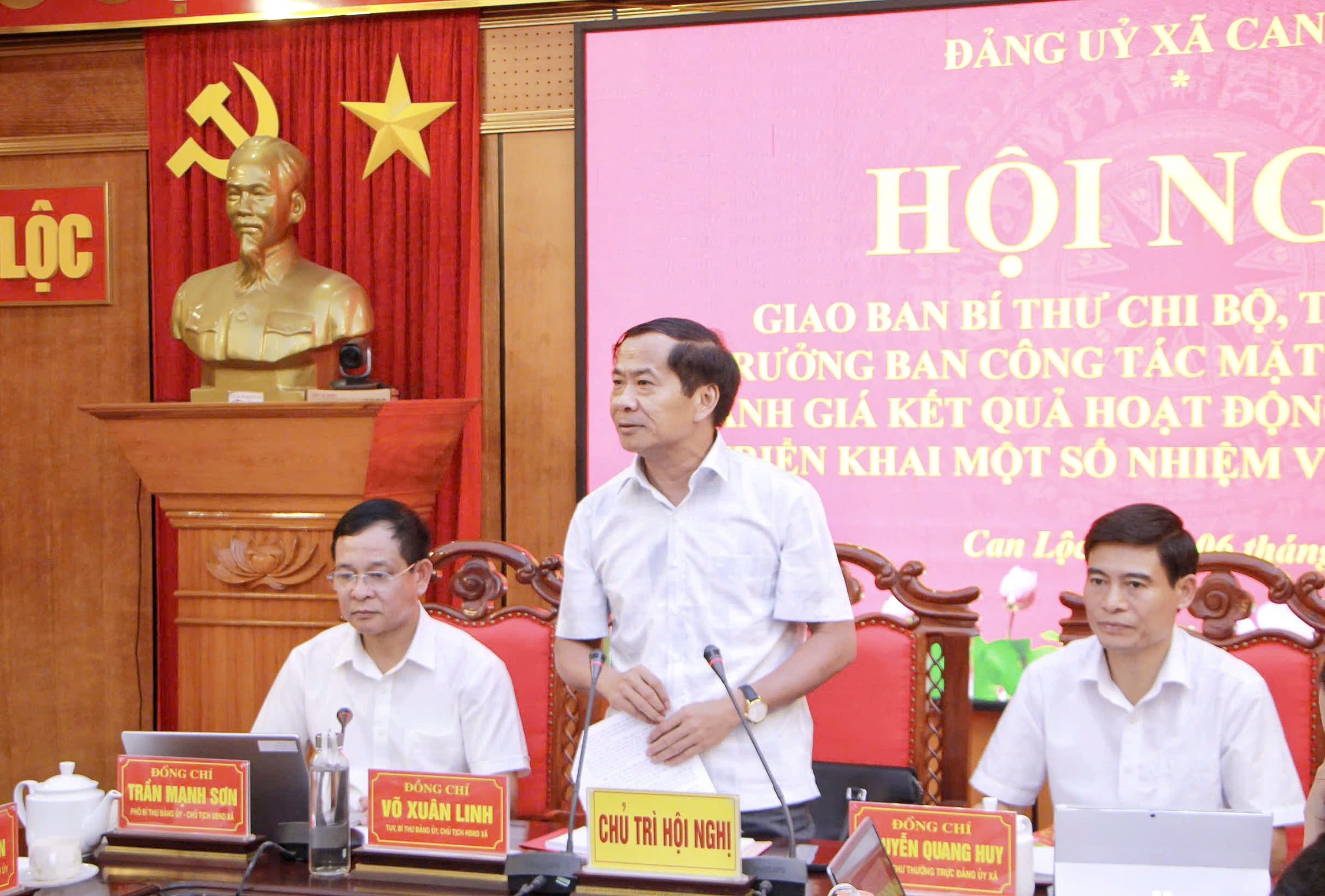 HỘI NGHỊ GIAO BAN BÍ THƯ CHI BỘ, THÔN TRƯỞNG, TRƯỞNG BAN CÔNG TÁC MẶT TRẬN CÁC THÔN