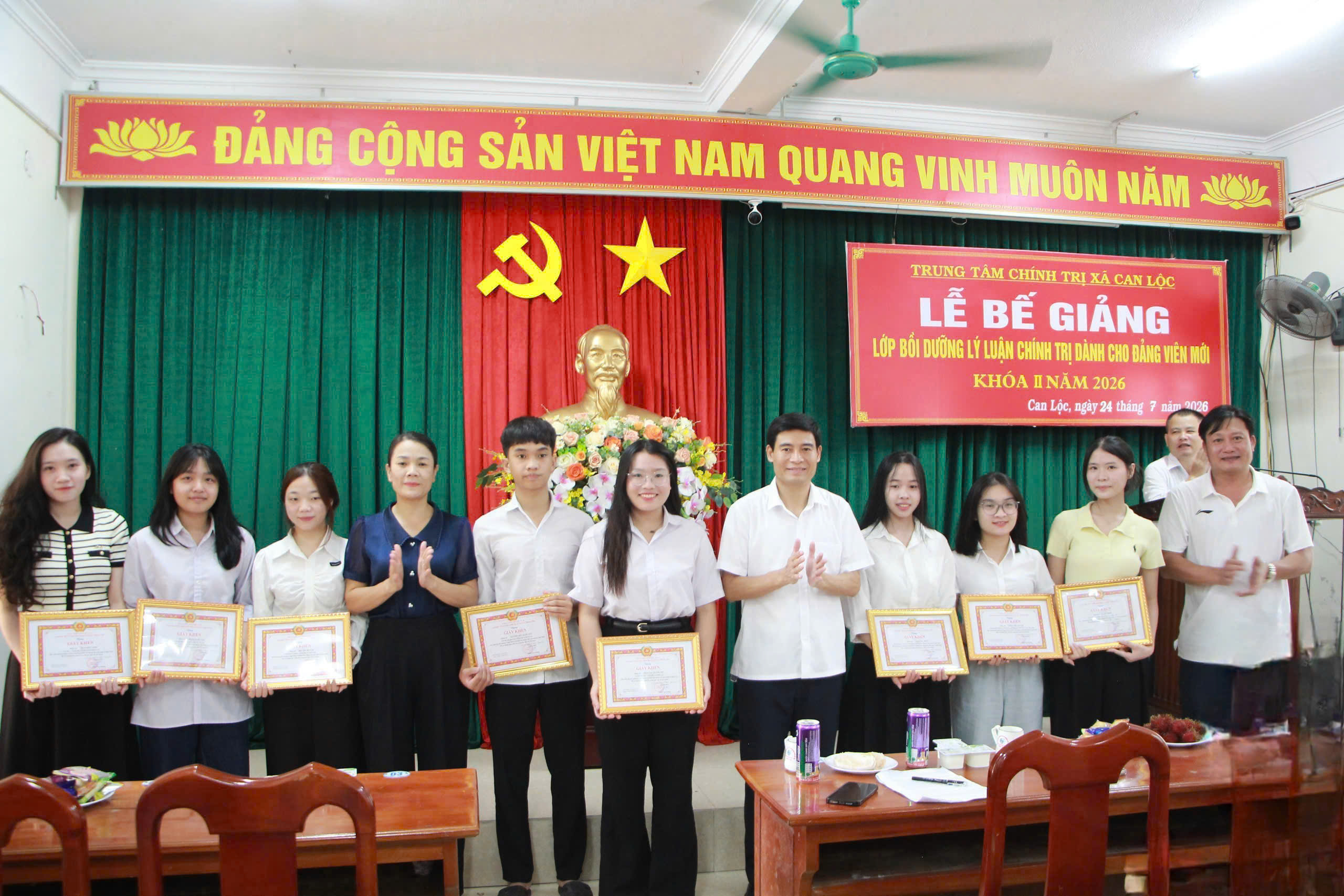 Bế giảng lớp bồi dưỡng lý luận chính trị dành cho đảng viên mới khóa II năm 2026