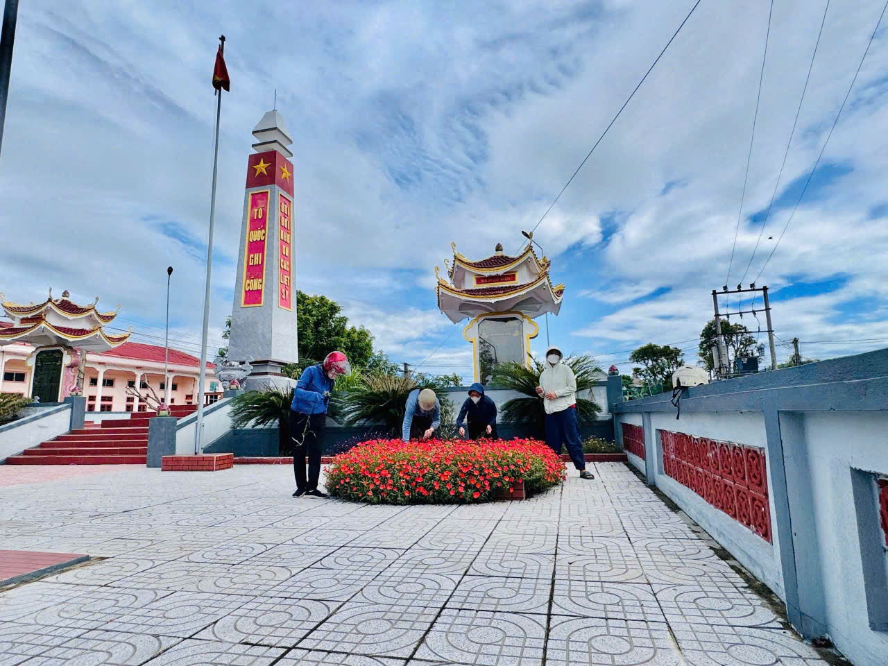 Các trường học trên địa bàn xã Can Lộc  dọn vệ sinh tại Nhà tưởng niệm các Anh hùng liệt sĩ