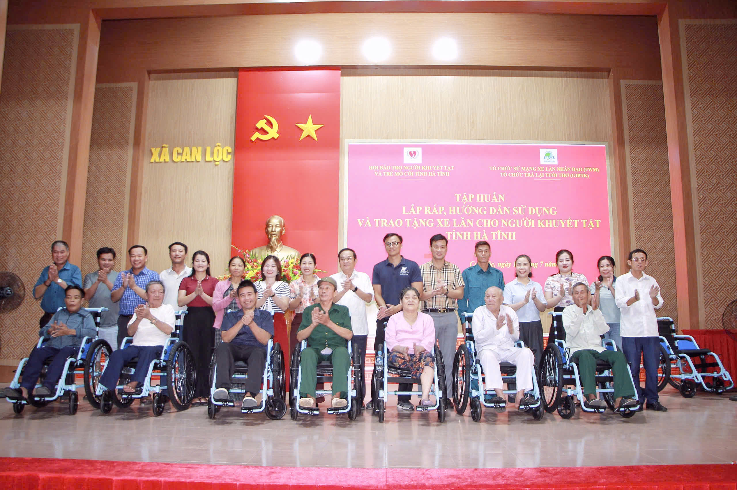 TẬP HUẤN LẮP RÁP, HƯỚNG DẪN SỬ DỤNG VÀ TRAO TẶNG XE LĂN CHO NGƯỜI KHUYẾT TẬT