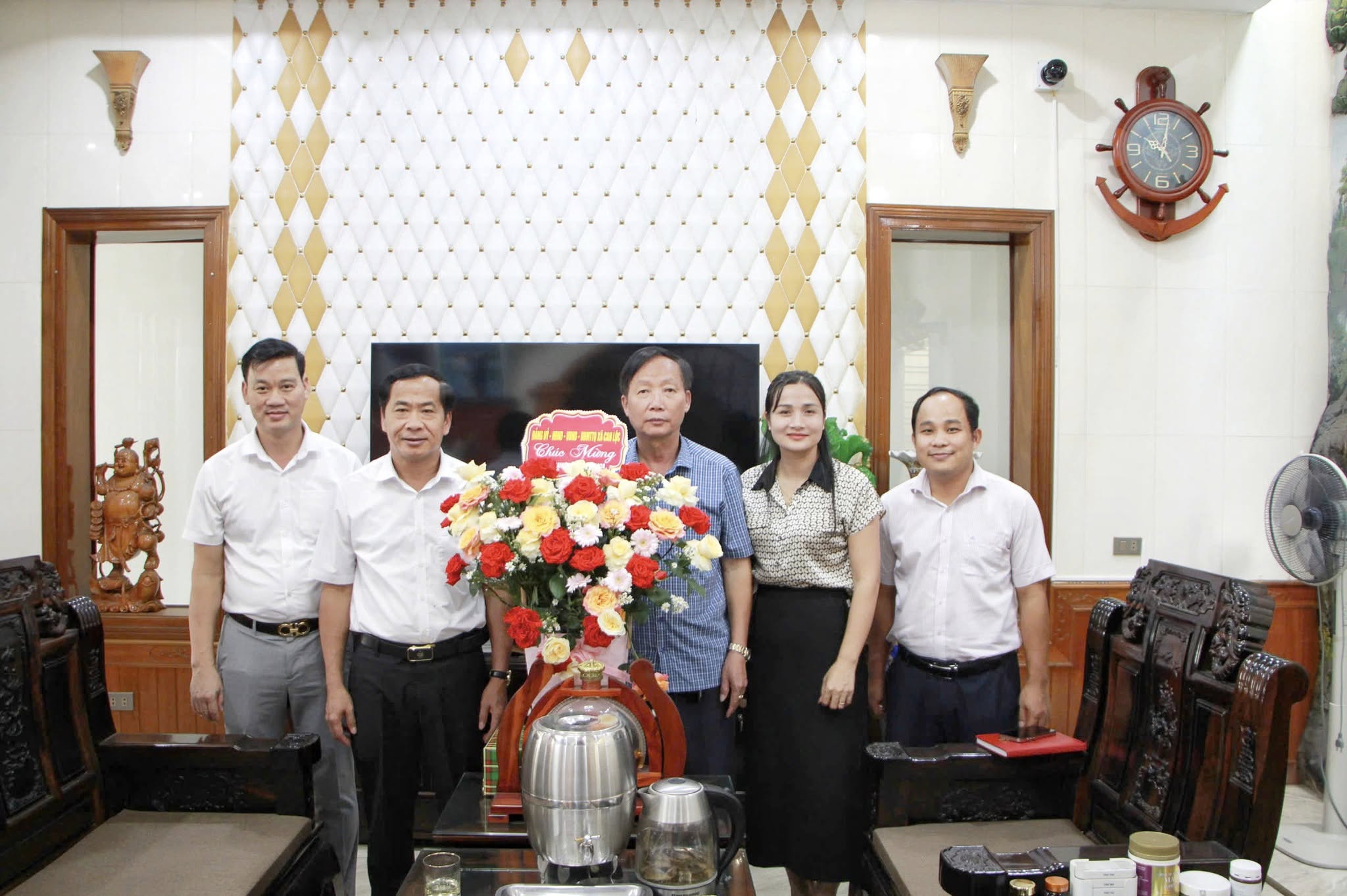 LÃNH ĐẠO XÃ CAN LỘC TẶNG HOA CHÚC MỪNG  NGÀY DOANH NHÂN VIỆT NAM 