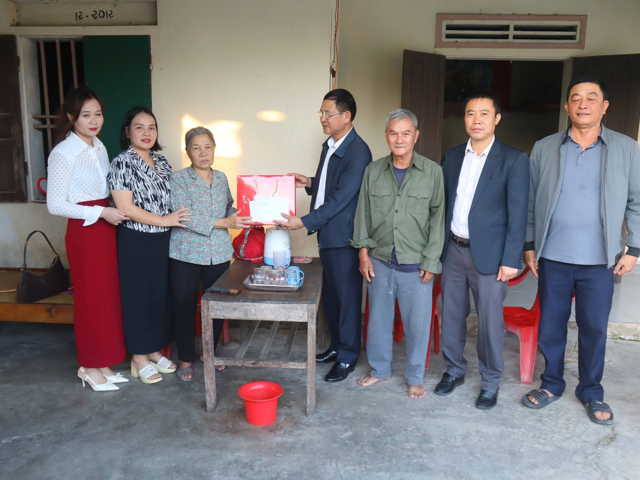 Lãnh đạo xã Can Lộc trao quà cho các  gia đình chính sách nhân dịp chuẩn bị bước vào năm mới 2026 