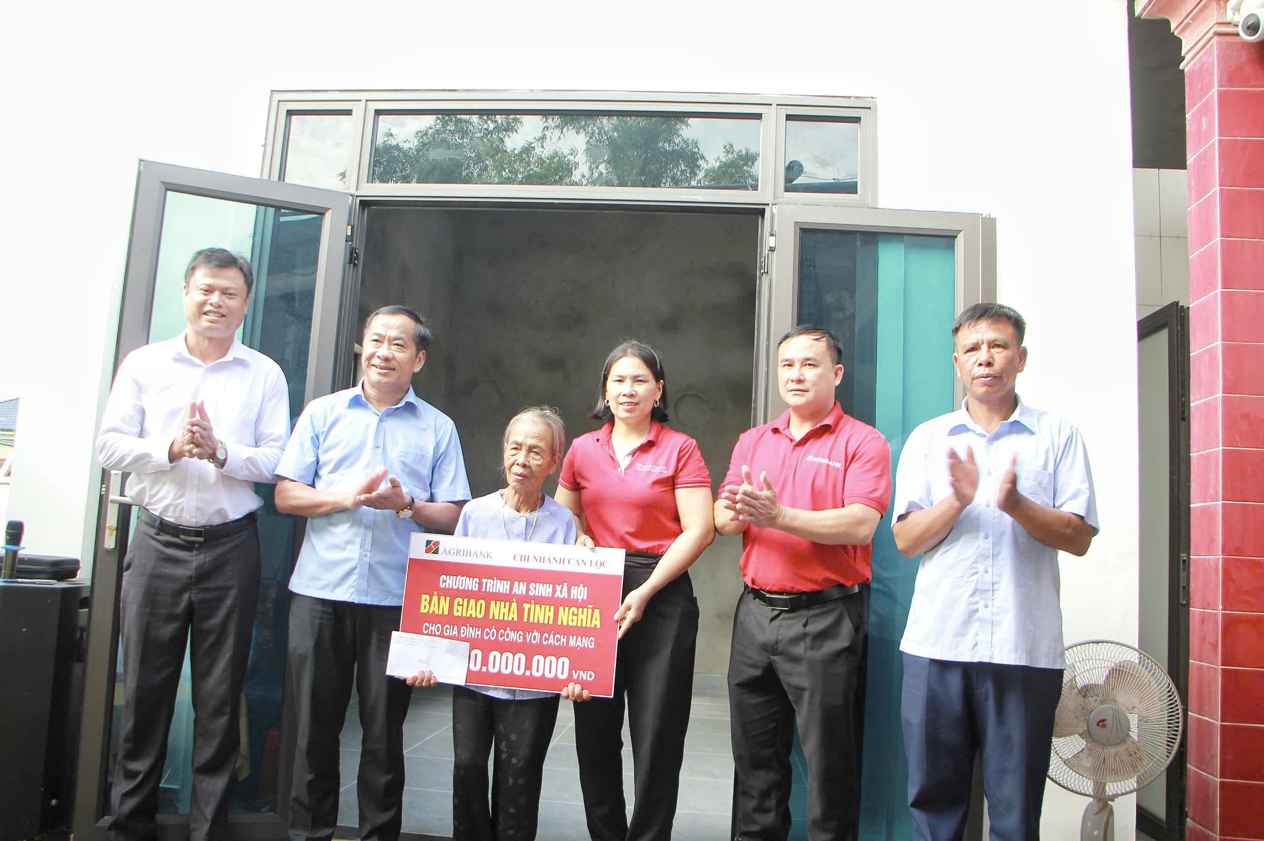 Ủy ban MTTQ xã Can Lộc trao 4 nhà ở cho các gia đình chính sách và hộ có hoàn cảnh khó khăn