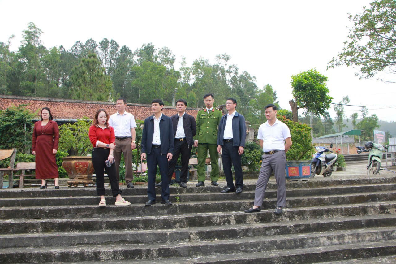 Các đồng chí lãnh đạo xã kiểm tra công tác chuẩn bị khai hội chùa Hương Tích và chợ Nghèn