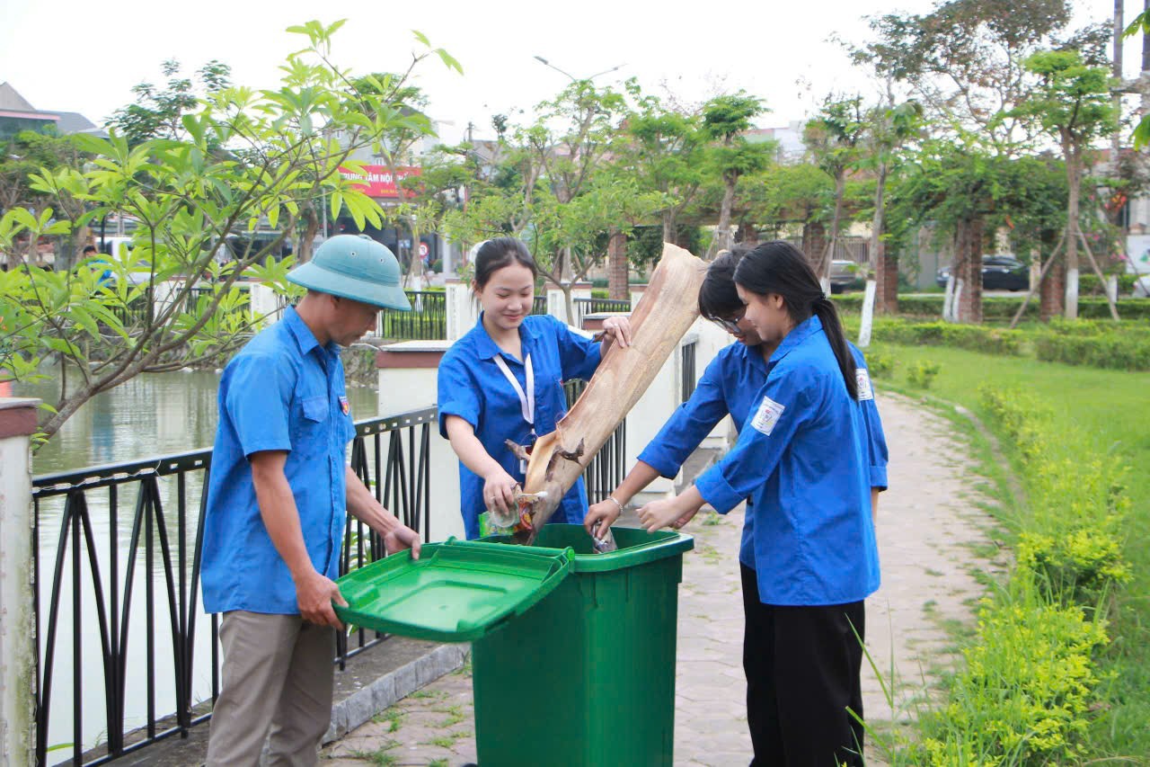 Ra quân thu gom rác thải, làm sạch môi trường tại công viên Tuy Phước