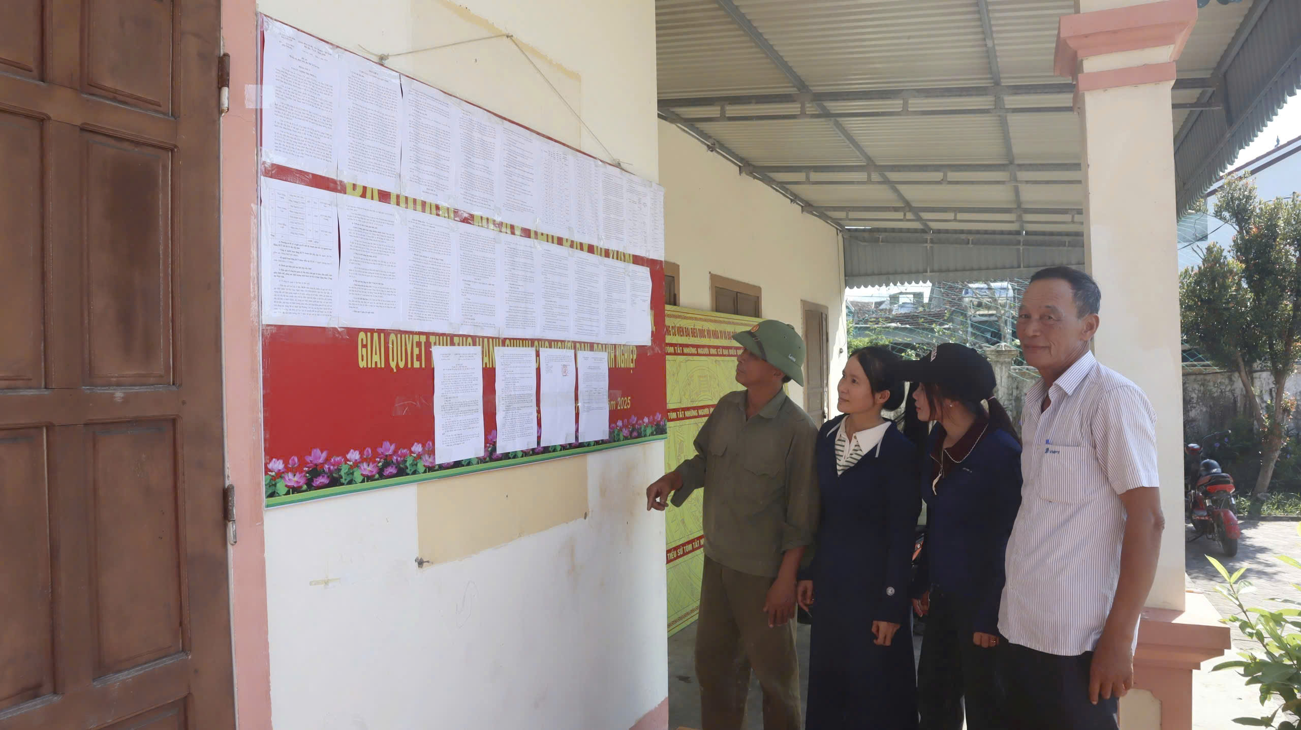 Xã Can Lộc hoàn thành niêm yết phương án sắp xếp thôn tại nhà văn hoá
