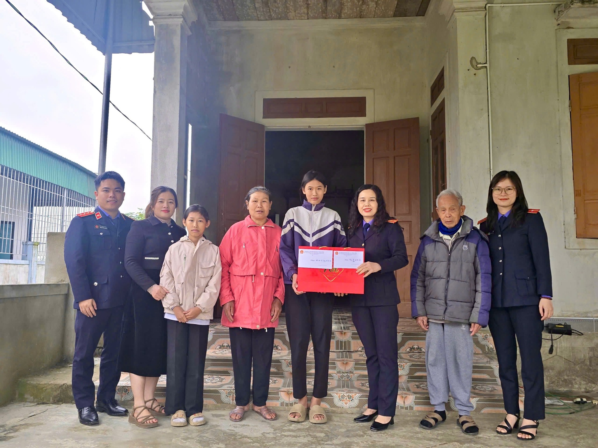 TẶNG QUÀ ĐỠ ĐẦU VÀ QUÀ TẾT BÍNH NGỌ 2026