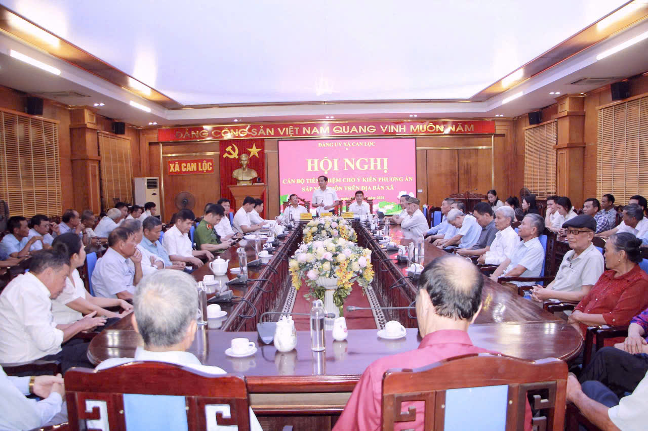 Hội nghị tham vấn ý kiến các đồng chí nguyên Thường trực Đảng uỷ xã đã nghỉ hưu về sắp xếp thôn trên địa bàn.