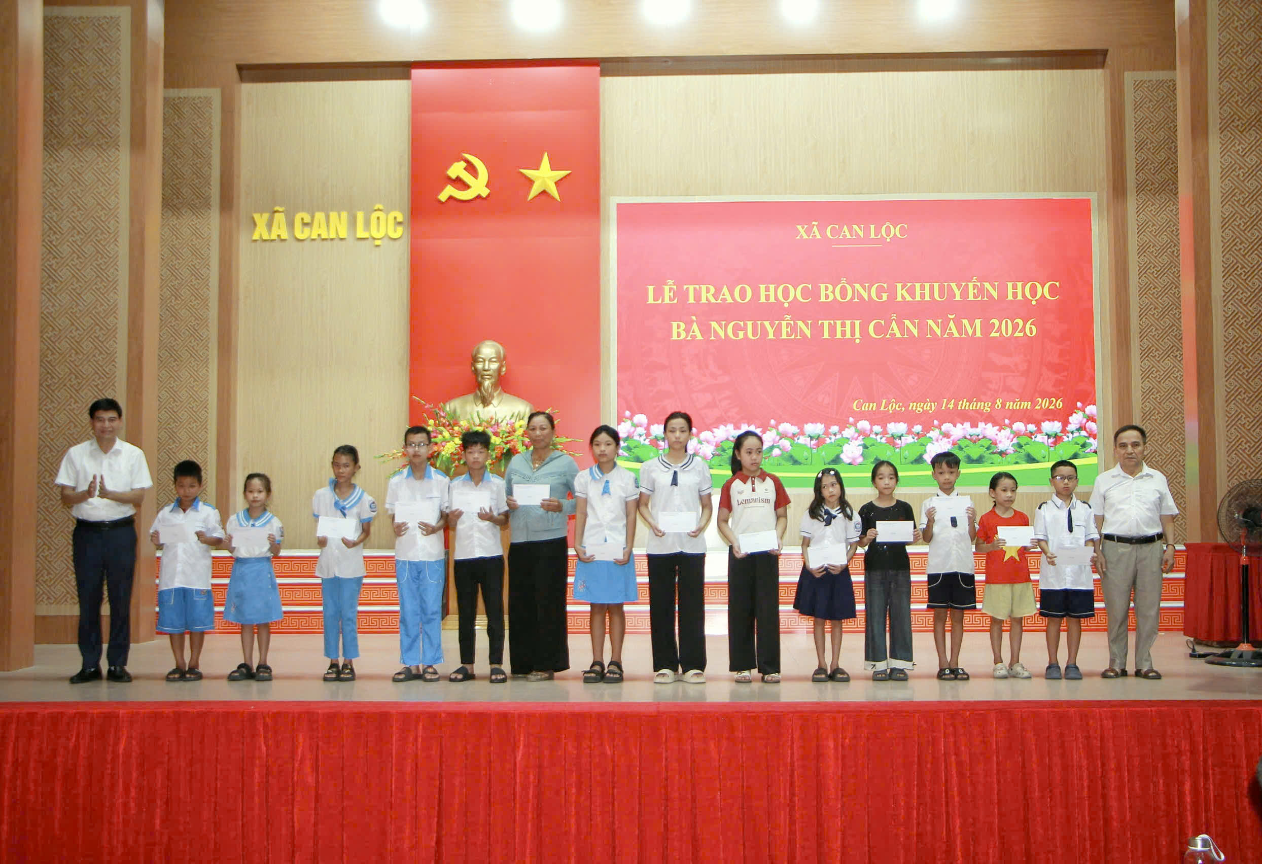 Trao 45 suất "Học bổng khuyến học bà Nguyễn Thị Cẩn"