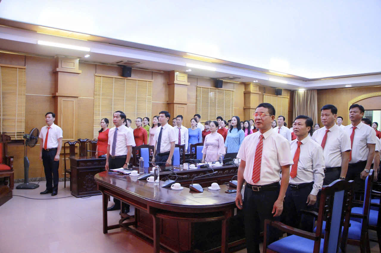 Can Lộc tổ chức lễ chào cờ tháng 06/2026