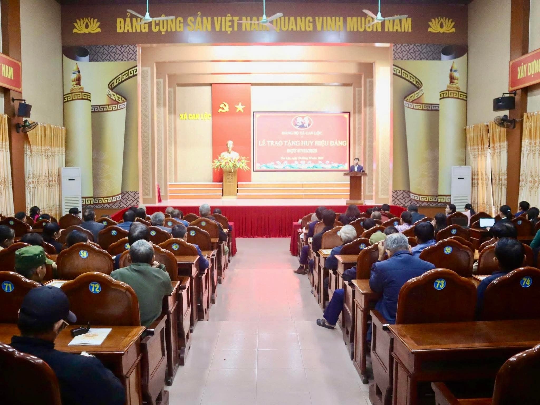 Xã Can Lộc trao tặng Huy hiệu Đảng đợt 7/11