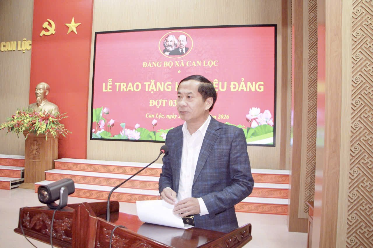 Trao tặng Huy hiệu Đảng cho 30 đảng viên ở xã Can Lộc