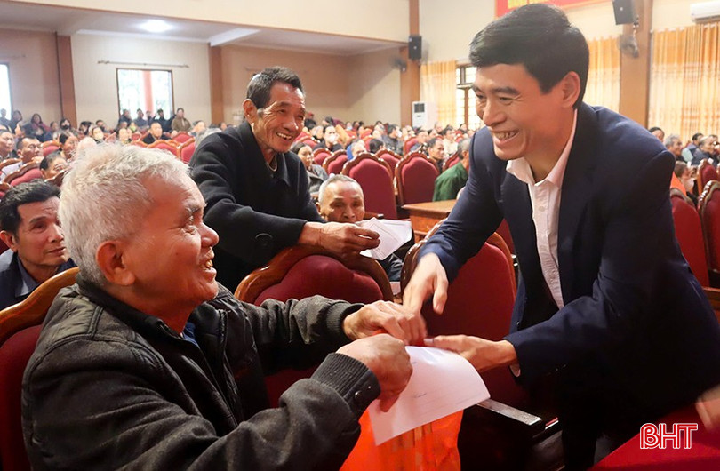 Can Lộc trao hơn 500 suất quà Tết cho người nghèo