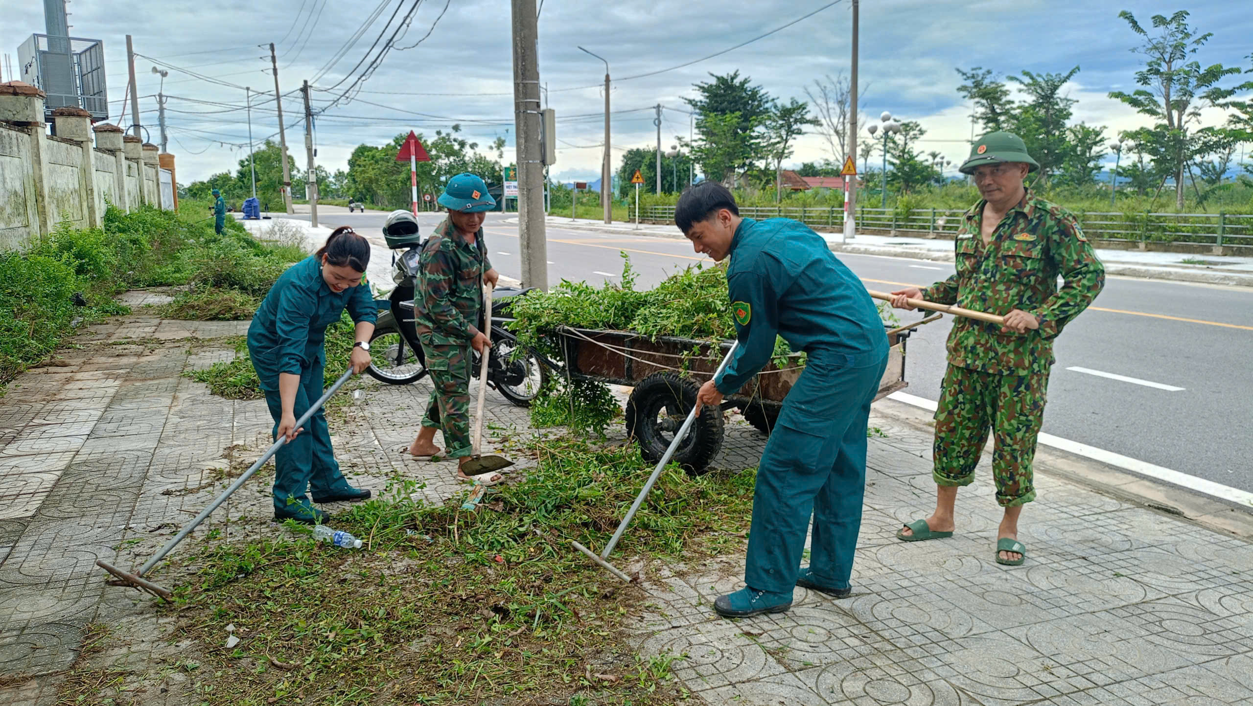 Ra quân làm sạch tuyến đường Xuân Diệu