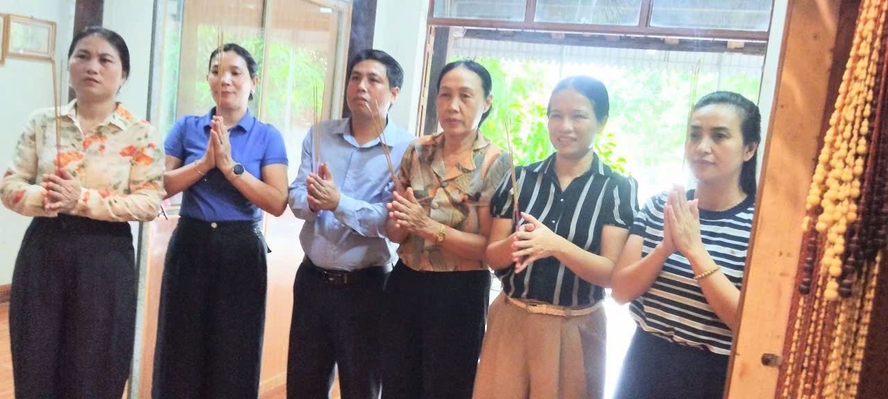 Hội Cựu giáo chức và các trường học xã Can Lộc dâng hương, dâng hoa tri ân các liệt sĩ nhà giáo