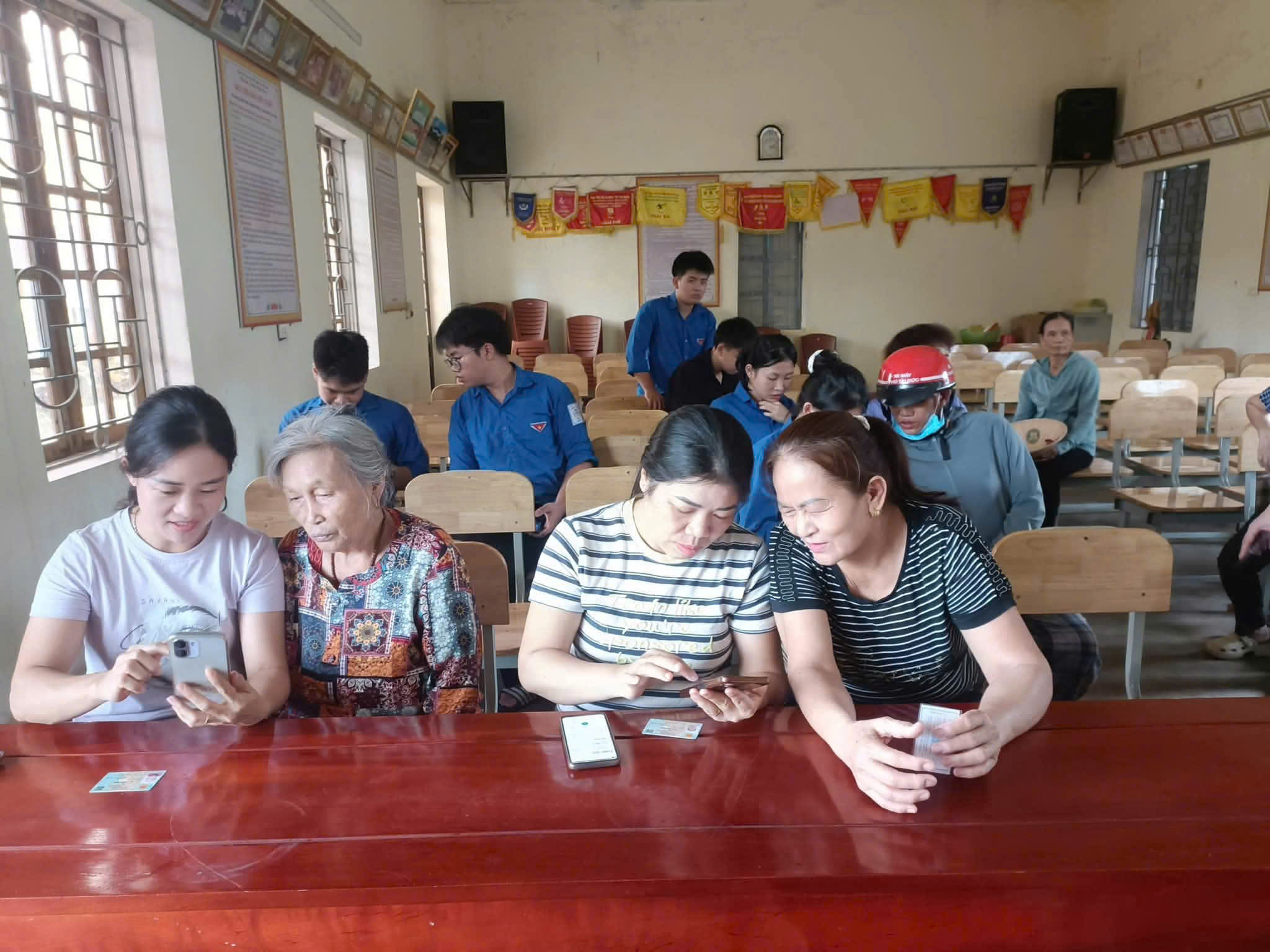 Xã Can Lộc tích cực hỗ trợ người dân cài đặt ứng dụng i- HaTinh