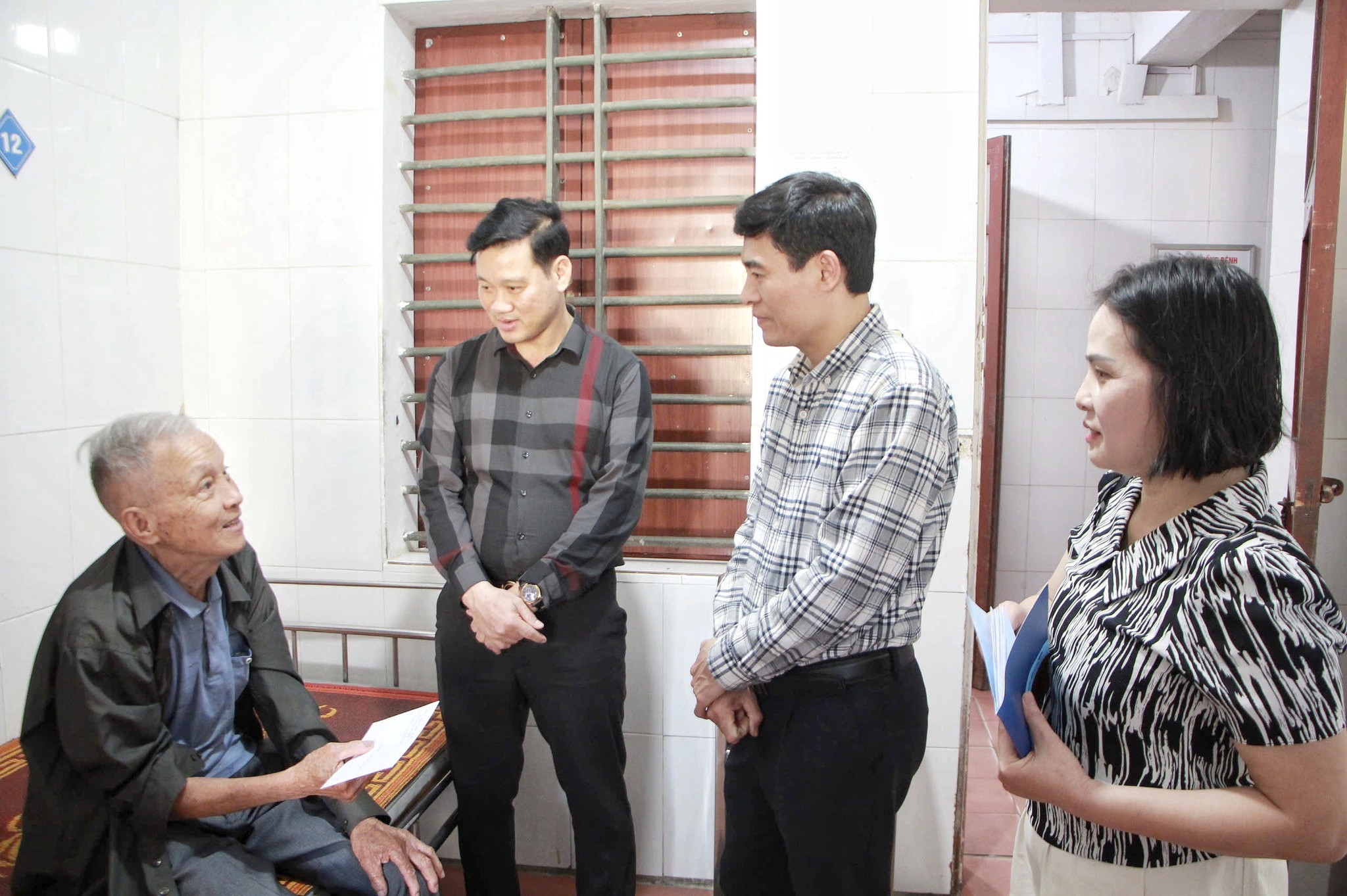 Lãnh đạo xã Can Lộc tặng quà, chúc tết bệnh nhân đang điều trị tại Trung tâm y tế Can Lộc 