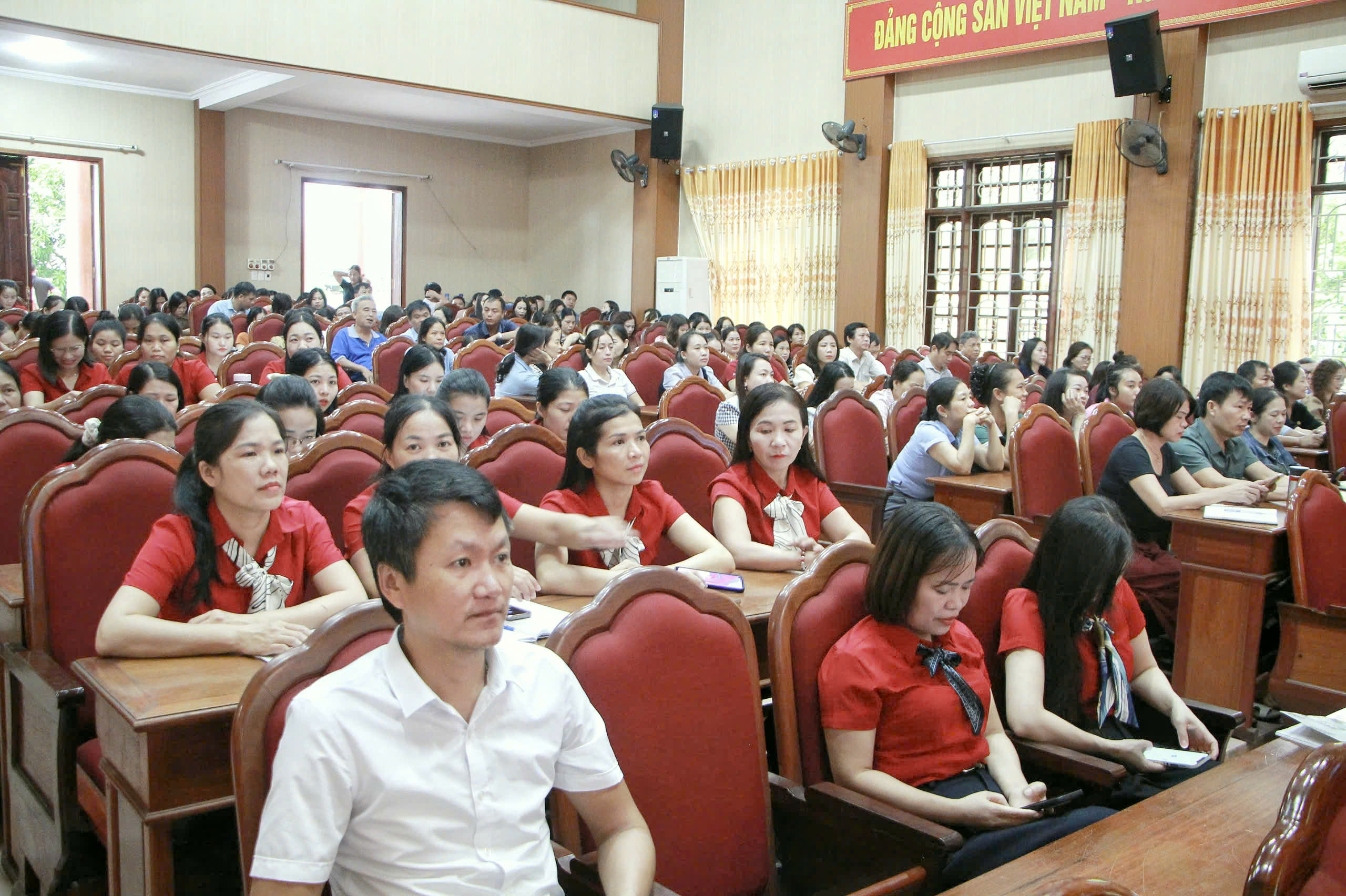 Xã Can Lộc kết nối Hội nghị bồi dưỡng chính trị cho đội ngũ cán bộ quản lý, giáo viên