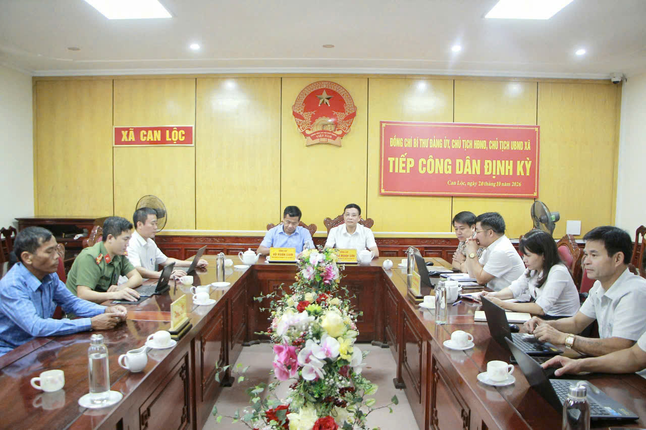 Lãnh đạo xã Can Lộc tiếp công dân định kỳ tháng 10