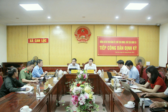 Lãnh đạo xã Can Lộc tiếp công dân định kỳ tháng 10