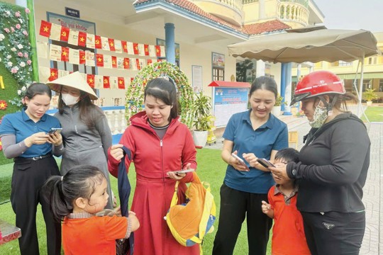 Can Lộc hỗ trợ người dân tích hợp tài khoản an sinh xã hội trên ứng dụng VNEID