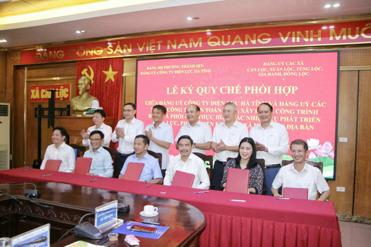 Công ty Điện lực Hà Tĩnh ký quy chế phối hợp với 5 xã
