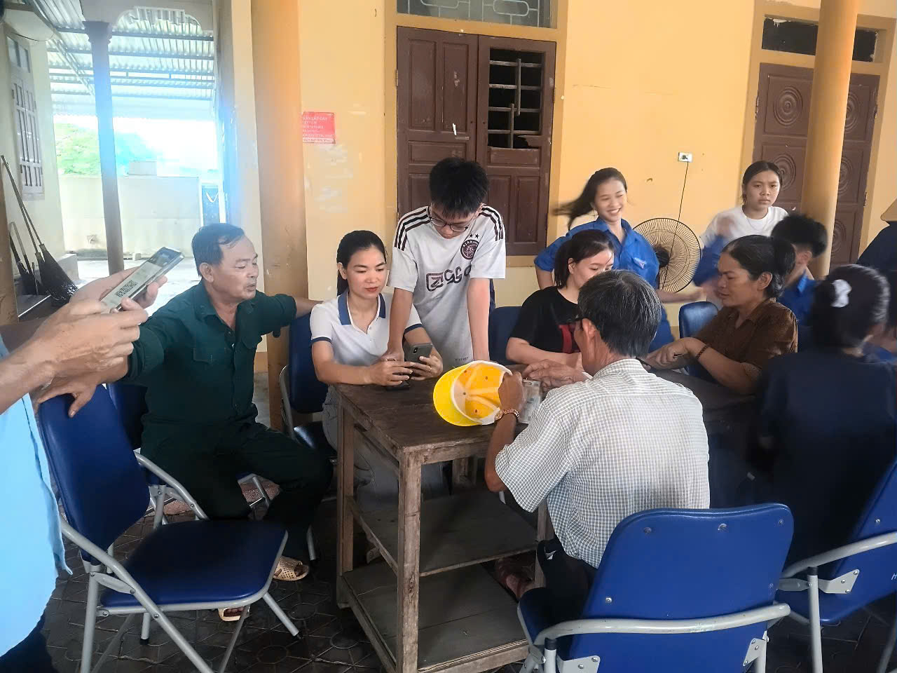 Xã Can Lộc ra quân hưởng ứng Ngày Chuyển đổi số quốc gai năm 2026, đưa nền tảng số đến từng người dân.
