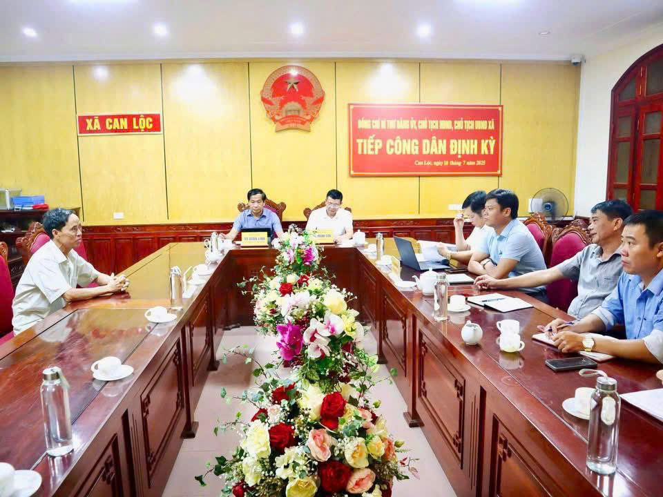 LÃNH ĐẠO XÃ CAN LỘC TIẾP CÔNG DÂN ĐỊNH KỲ THÁNG 7 