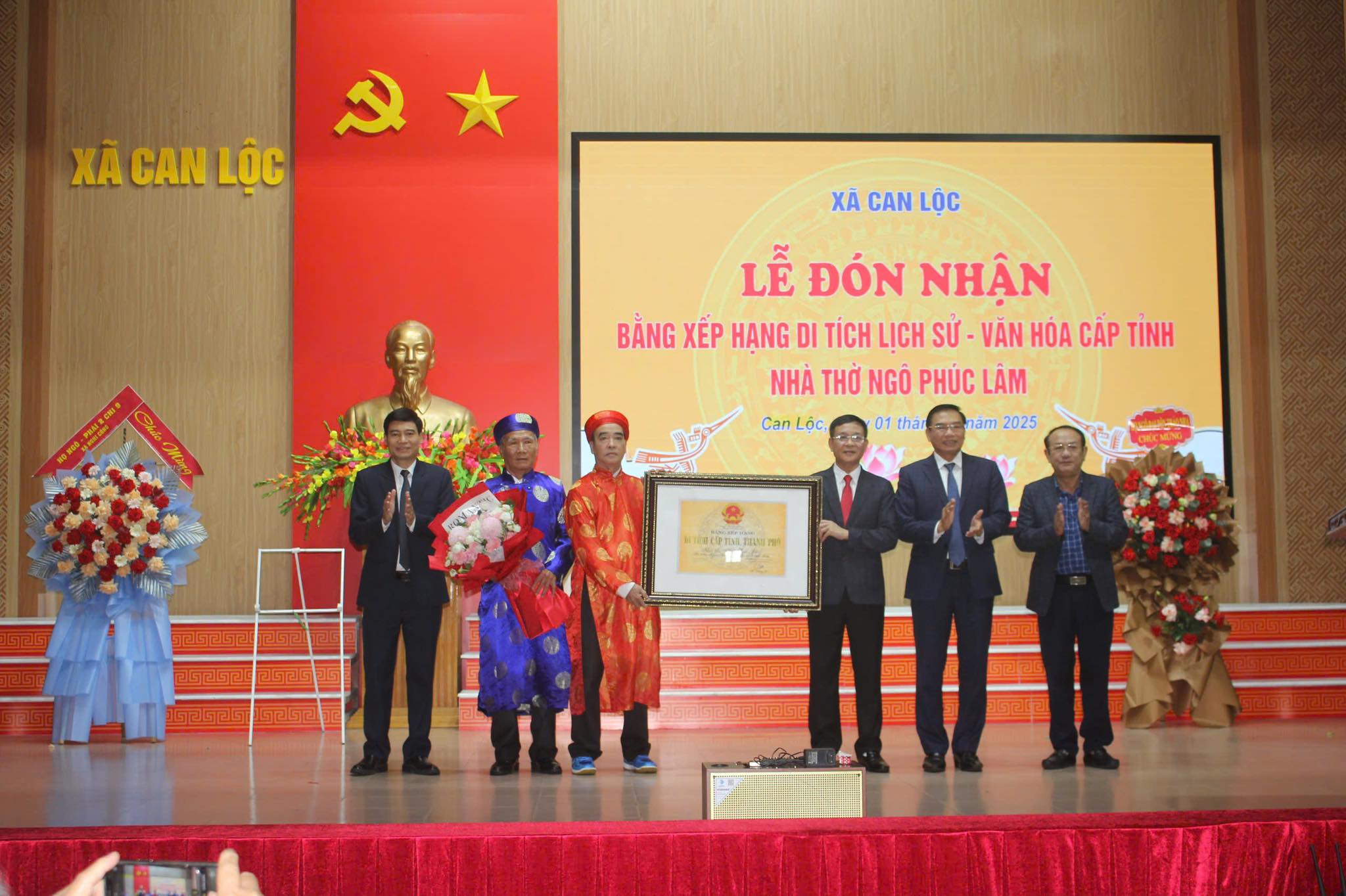 Đón bằng di tích lịch sử - văn hóa cấp tỉnh nhà thờ Ngô Phúc Lâm 